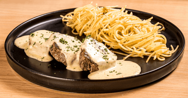 PASTA AGLIO OLIO CON MEDALLONES LOMO SALSA 3 QUESOS O EN SALSA PIMIENTA